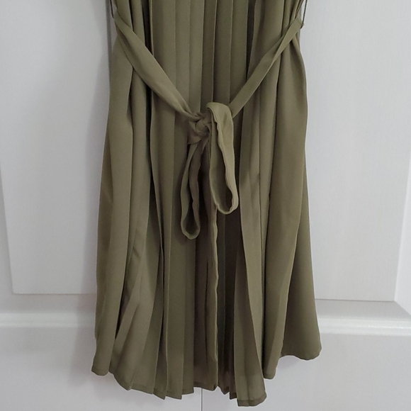 NWOT Women's Cute Forever 21 Chiffon Pleated Dress Small - Picture 2 of 5
